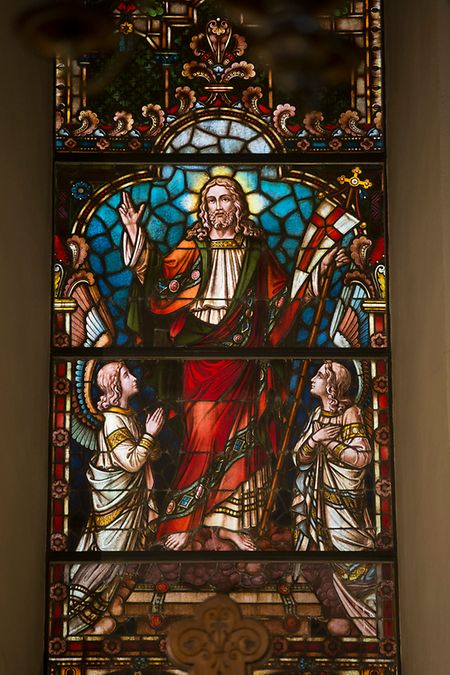 Jésus, représenté sur l'un des immenses vitrail qui surplombent le choeur de l'église de la Trinité