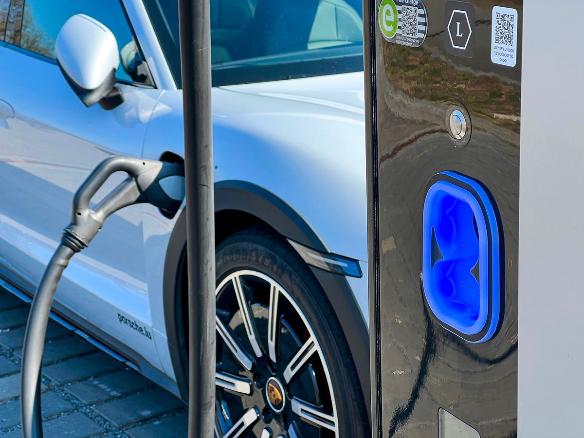 700 new e-car charging points are to be installed