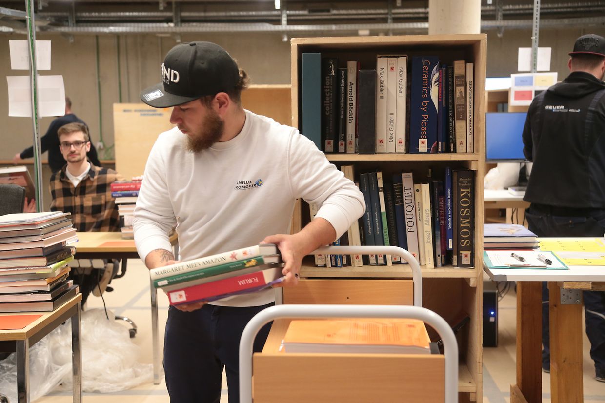 Die Umzugsarbeit geht sehr systematisch vonstatten und wurde über Jahre vorgeplant.