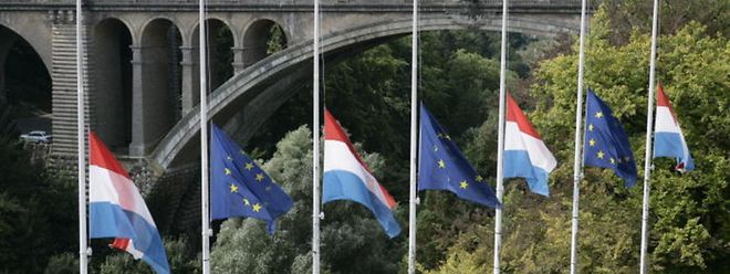 Am Sonntag zeigen die Fahnen Trauer.