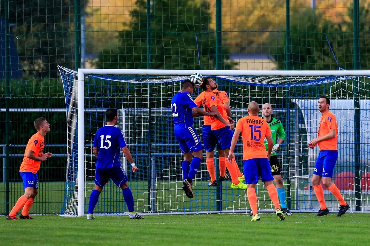 Lintgen - Lorentzweiler 4-1- Duel aérien entre Ediclei Da Silva (22) et Daniel Lopes.