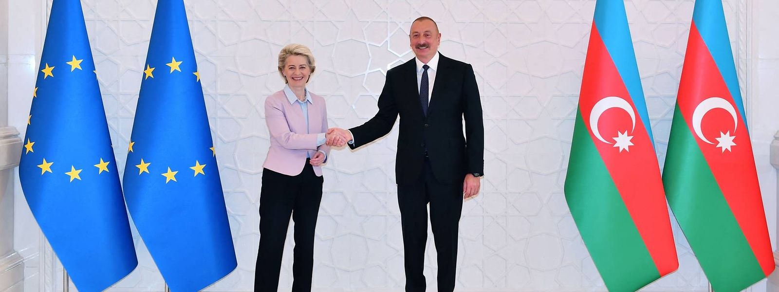 Ilham Aliyev beim Händedruck mit Ursula von der Leyen in Baku.