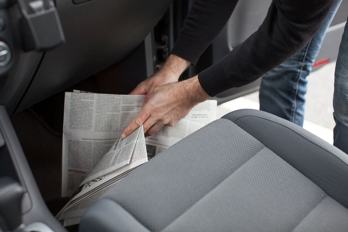 Feuchtigkeit im Fußraum lässt sich gut mit Zeitungspapier binden.