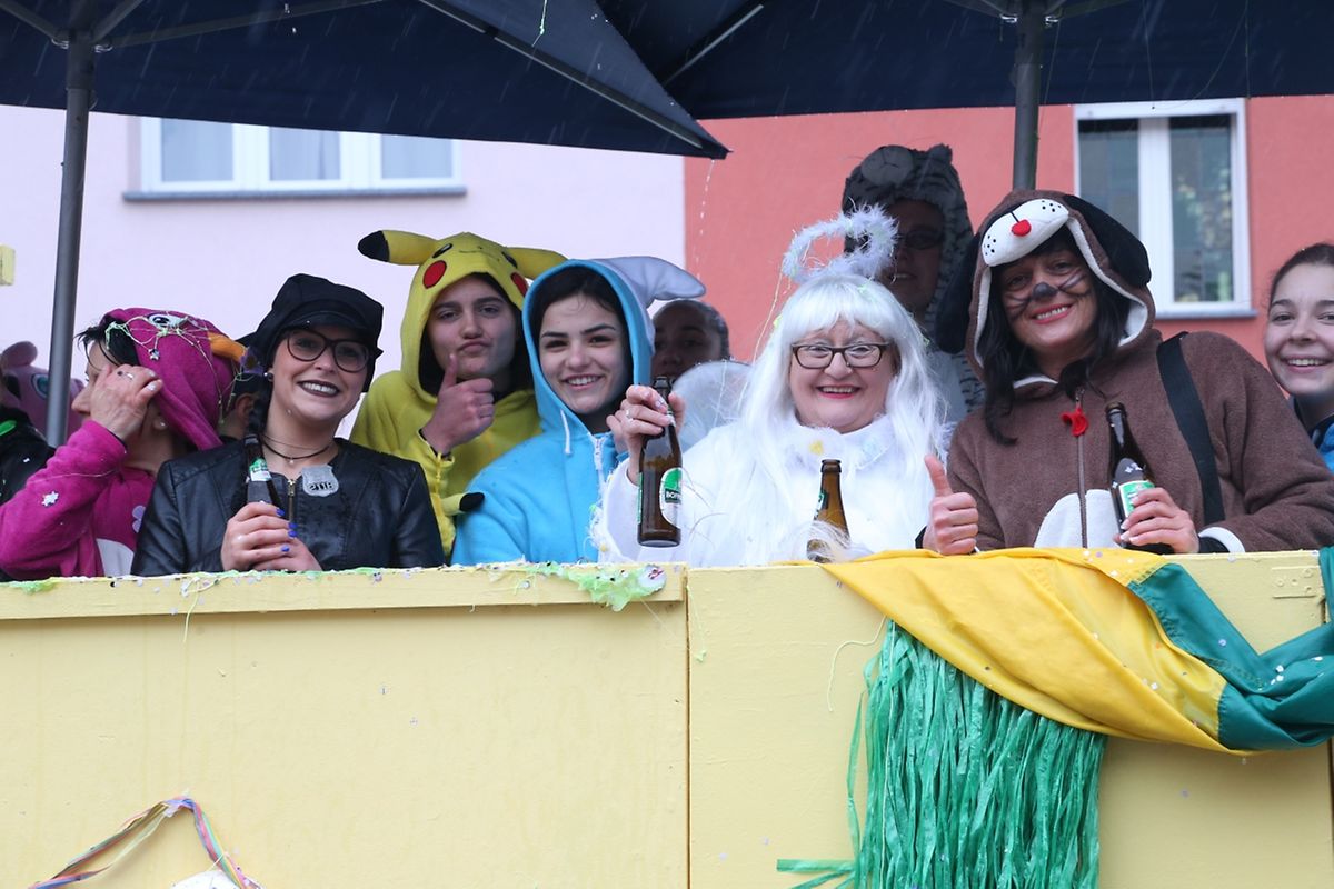Am Sonntag sind die Karnevalisten durch die Straßen von Schifflingen gezogen. 