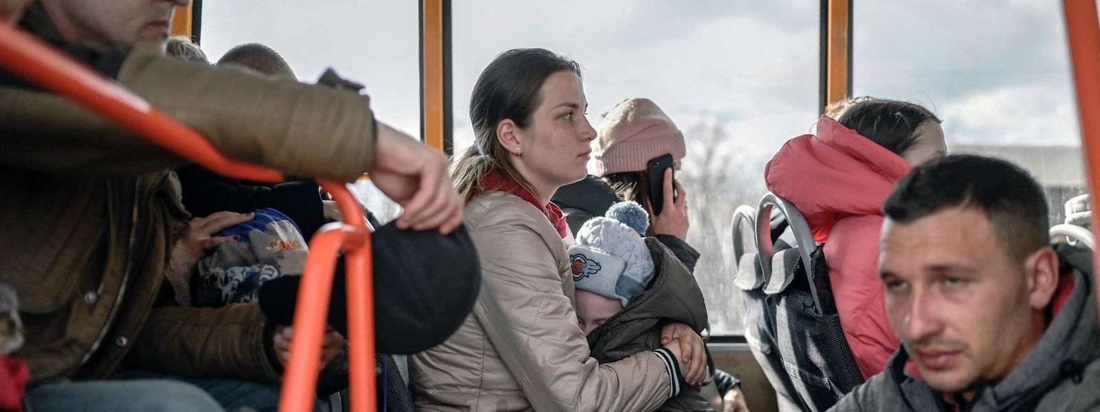 As autoridades ucranianas estimam que cerca de 100 mil pessoas permaneçam em Mariupol, no leste do país, que antes da invasão lançada pela Rússia tinha uma população de 430 mil pessoas.