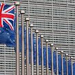 ARCHIV - 29.01.2016, Belgien, Brüssel: Eine Flagge Großbritanniens weht vor dem Gebäuder der Europäischen Kommission. (zu dpa: «Politik und Wirtschaft wollen Klarheit für Zeit nach Brexit») Foto: Laurent Dubrule/EPA/dpa +++ dpa-Bildfunk +++