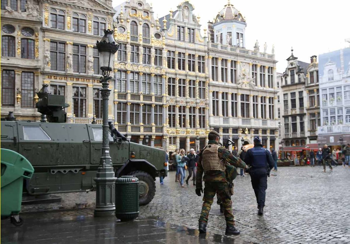 Die Grand-Place in Brüssel ist sonst ein Touristenmekka, jetzt dominieren Polizei und Militär den Platz.