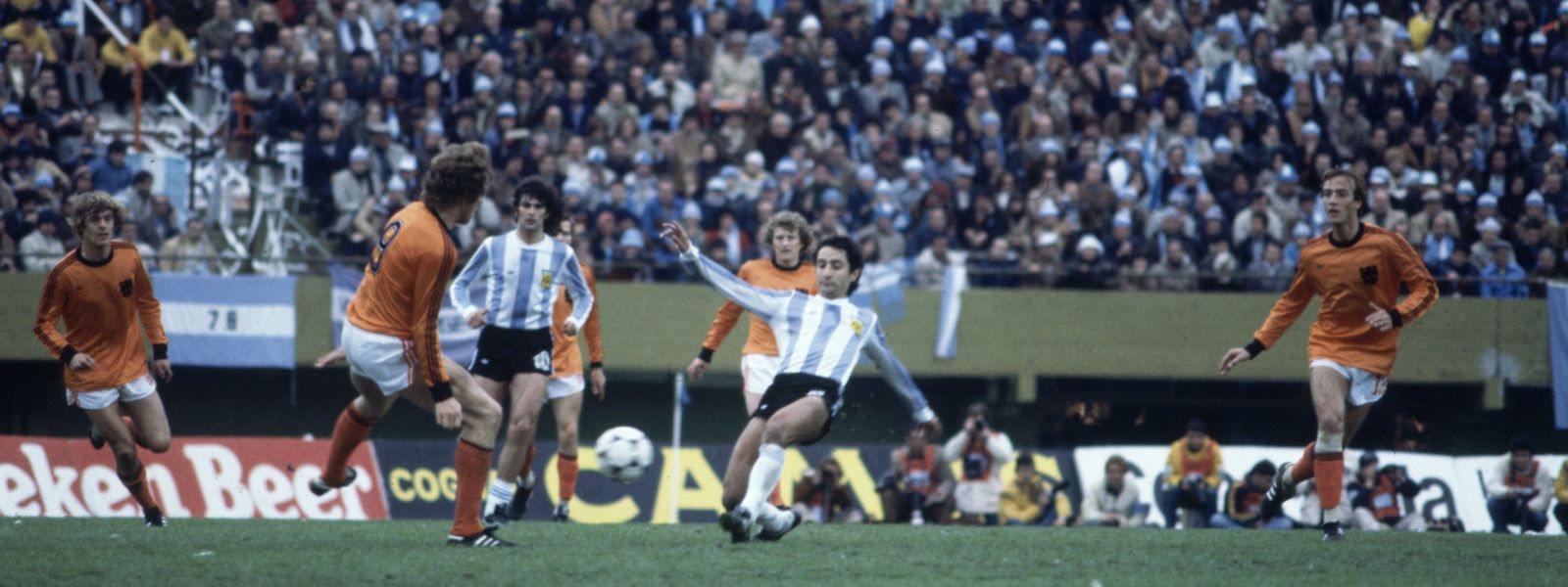 Trauriger Heimsieg: Gastgeber Argentinien gewinnt die WM '78, bei der die Menschenrechte im Abseits stehen.