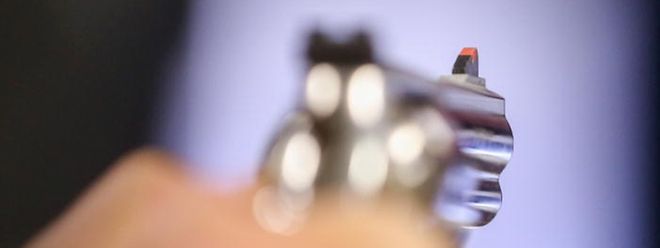 Die Polizisten haben eine Waffe und Drogen beschlagnahmt.