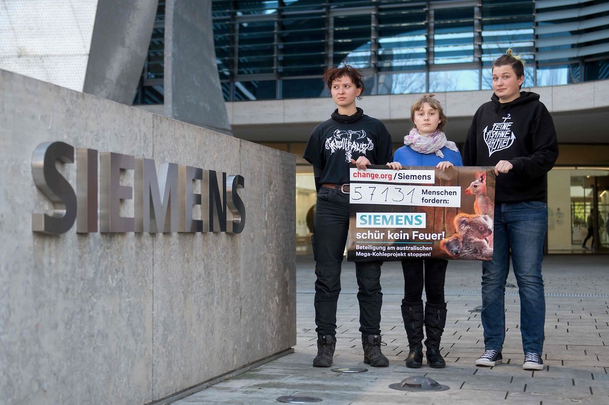 Climate activists demonstrating at Siemens headquarters in Munich Photo: AFP