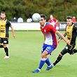 Sébastien Thill, en jaune et noir, FC Progrès Niederkorn, et Cédric Sacras, CS Fola Esch / Foto: Stéphane Guillaume