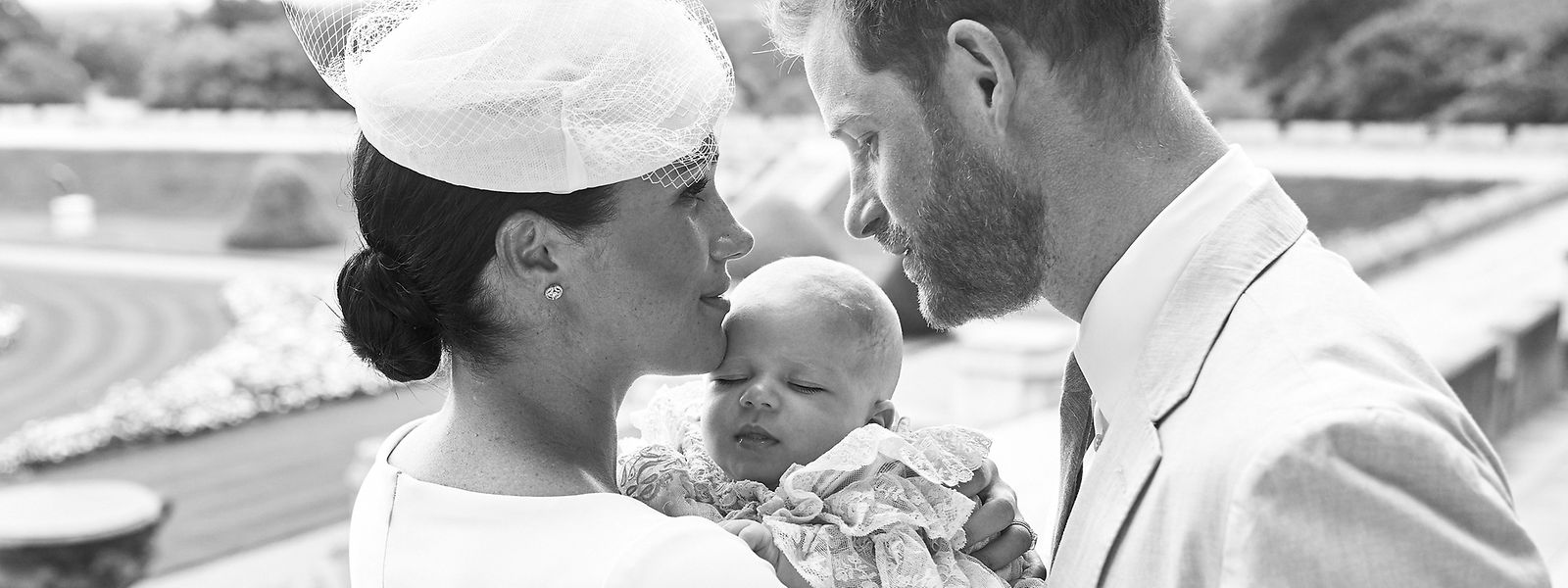 Herzogin Meghan und Prinz Harry halten ihren Sohn Archie Harrison Mountbatten-Windsor bei seiner Taufe im Windsor Castle im Arm. 