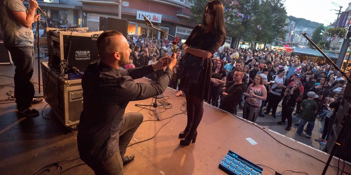 Ergreifender Moment am Rande der offiziellen Feiern: Steve aus Differdingen machte seiner Jessica vor allen Anwesenden einen Heiratsantrag.