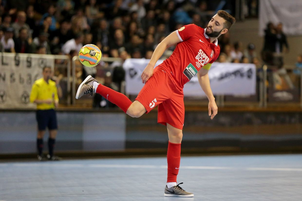 Davide Chalmandrier (FC Differdingen 03) mit der Hacke.
