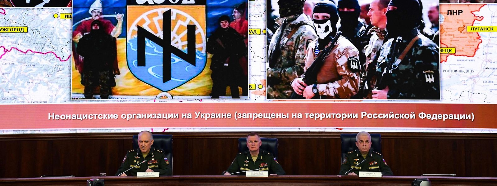 Sergei Rudskoi, representante superior do Estado-Maior General, o porta-voz do Ministério da Defesa, Igor Konashenkov, e Mikhail Mizintsev, chefe do Centro de Controlo da Defesa Nacional Russa.
