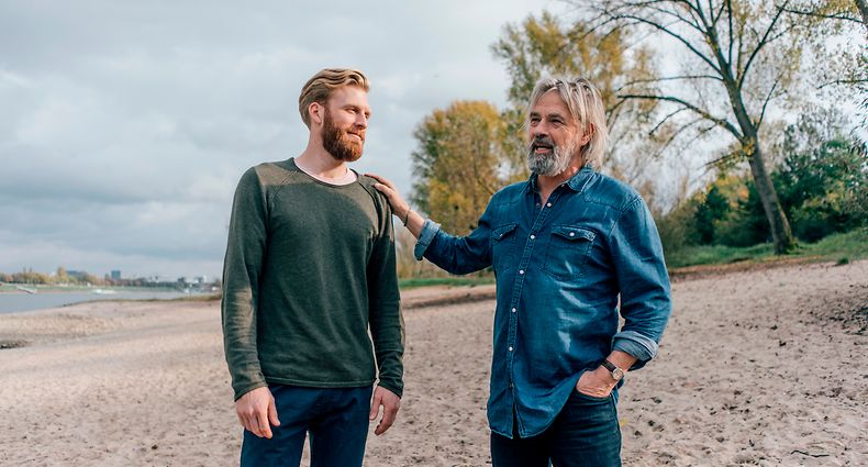 Düsseldorf, NRW, Deutschland, Rheinstrand, Rhein, m65, m32, Vater, Sohn, Gespräche, Beziehung, Ratschläge, Privat, Business, Nachfolge, Generationen, Erfahrung, Weitergeben, Natur, Draussen, Ausflug, Treffen