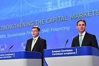 EU Commissioners Valdis Dombrovskis (L) and Jyrki Katainen address a press conference on commission proposals to strengthen the financial union with the development of the so-called sovereign bond-backed securities, sustainable finance and giving smaller businesses easier access to financing through capital markets at the European Commission in Brussels on May 24, 2018. / AFP PHOTO / EMMANUEL DUNAND