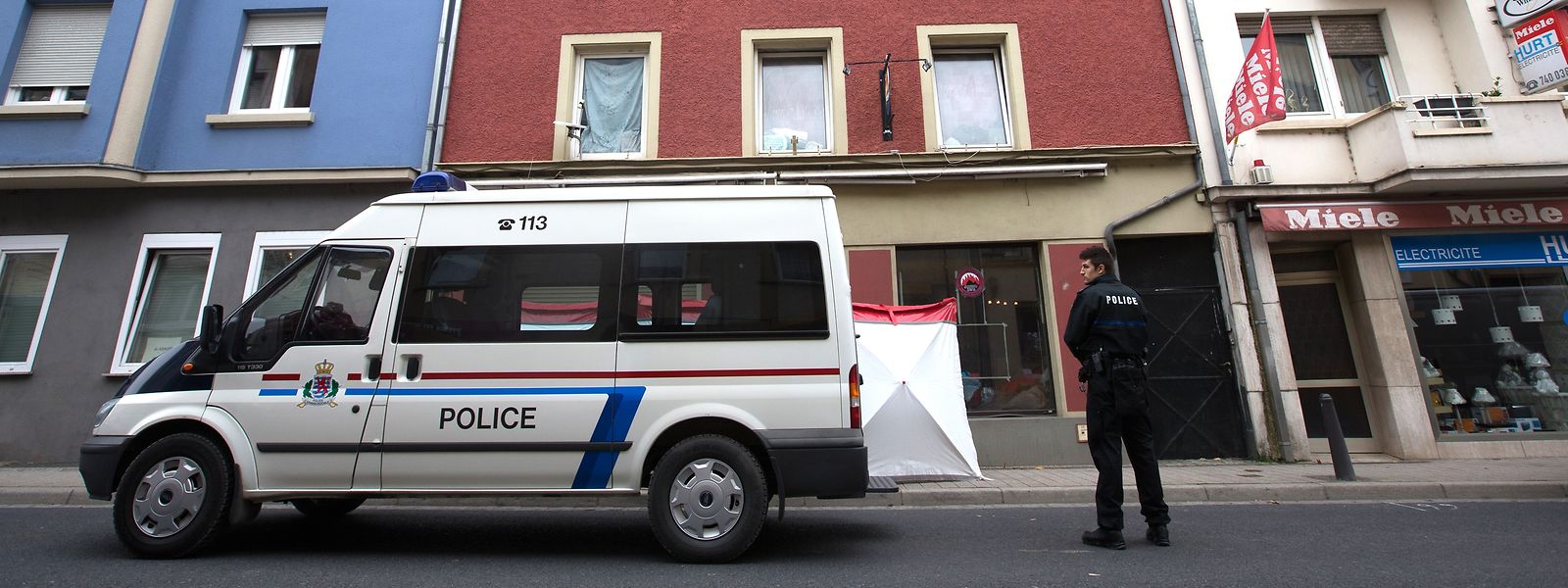 Im G33-Haus in Wasserbillig, das dem nigerianischen Paten Joseph E. gehörte, übernachteten täglich rund 50 Drogenhändler. Während einer viermonatigen Observierung zählte die Polizei 4.210 Übernachtungen und identifizierte 133 Drogenhändler.