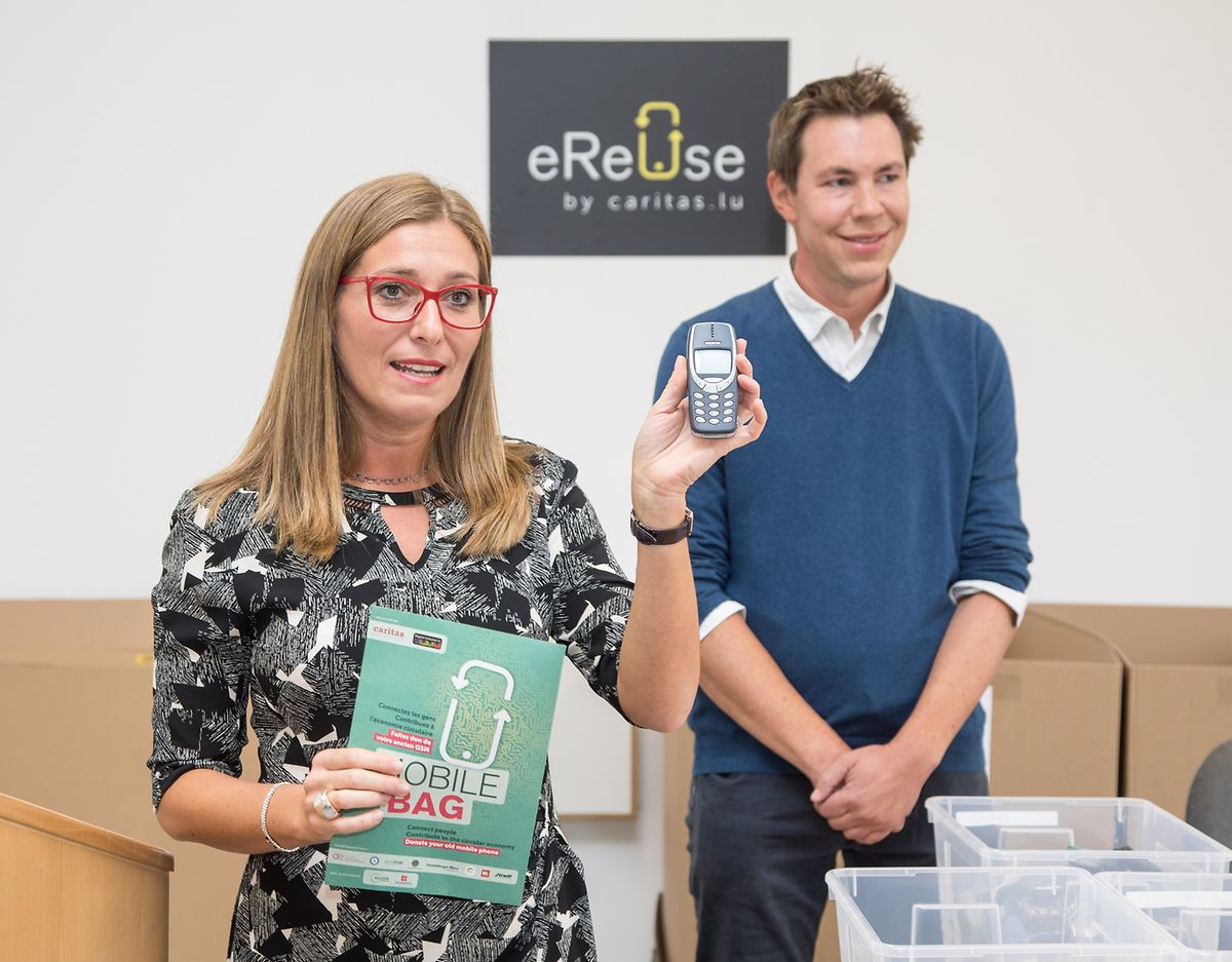 Projektleiterin Daniela Ragni von der Caritas und Patrick de la Hamette, Präsident von Digital Inclusion,  stellen die Kampagne eReUse vor.