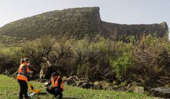 A equipa de dois especialistas do CIVISA (Centro de Informação e Vigilângia Sismovulcânica dos Açores), Catarina e Victorio, iniciou mais um dia de medições de gases junto ao campo de futebol na vila das Velas e na zona dos Rosais, um trabalho que está a decorrer no terreno desde 20 de março.