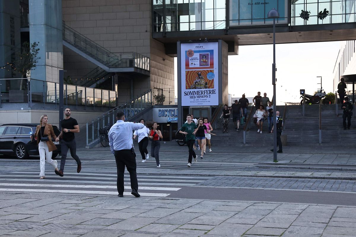 Menschen fliehen aus dem Einkaufzentrum in Kopenhagen. 