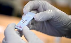Ein medizinischer Mitarbeiter hält einen negativen SARS-CoV-2-Antigentest, in einem Corona-Antigen-Schnelltestzentrum in der Hand.