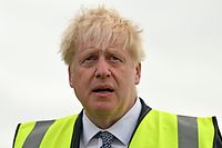 13.06.2022, Großbritannien, St Ives: Boris Johnson, Premierminister von Großbritannien, bei einem Besuch der Southern England Farms Ltd, im Vorfeld der Veröffentlichung des Weißbuchs der britischen Regierung zur Lebensmittelstrategie, Cornwall. Im Streit um besondere Brexit-Regeln für Nordirland hat der britische Premierminister Johnson die EU vor einem Handelskrieg gewarnt. Foto: Justin Tallis/PA Wire/dpa +++ dpa-Bildfunk +++