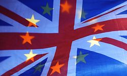 10.04.2019, Großbritannien, London: Die Sterne einer EU-Fahne scheinen durch einen Union Jack, die Fahne des Vereinigten Königreichs, Fahne hindurch. (zu dpa "Ein Jahr nach dem EU-Austritt: Brexit als «Elephant in the Room») Foto: Yui Mok/PA Wire/dpa +++ dpa-Bildfunk +++