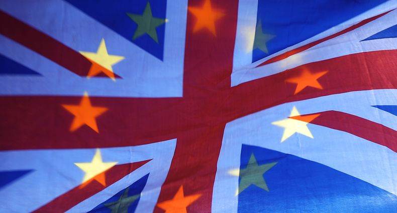 10.04.2019, Großbritannien, London: Die Sterne einer EU-Fahne scheinen durch einen Union Jack, die Fahne des Vereinigten Königreichs, Fahne hindurch. (zu dpa "Ein Jahr nach dem EU-Austritt: Brexit als «Elephant in the Room») Foto: Yui Mok/PA Wire/dpa +++ dpa-Bildfunk +++