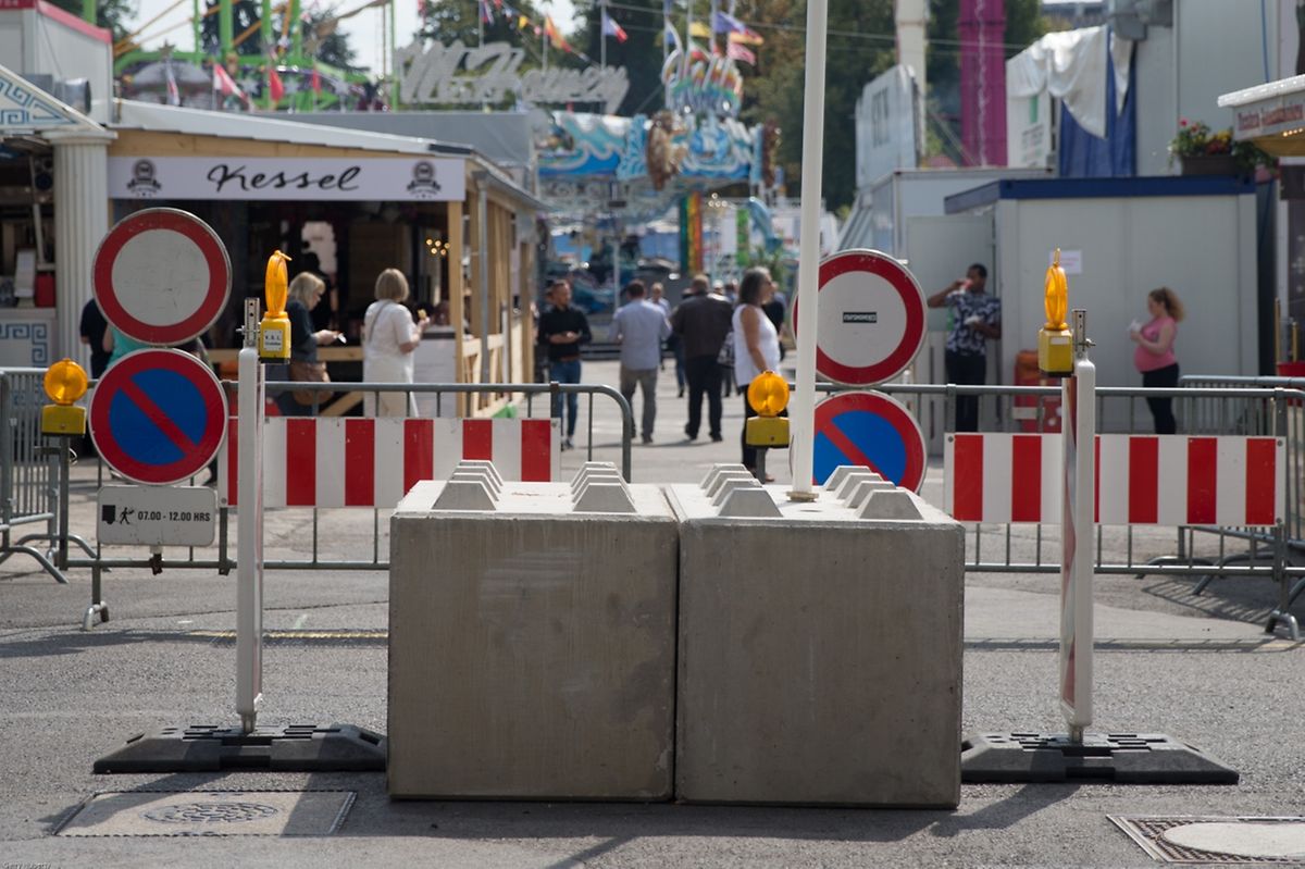 Die Betonblöcke sind als permanente Lösung ungeeignet, da die Zugänge für Sicherheitskräfte und Zulieferer passierbar sein müssen.
