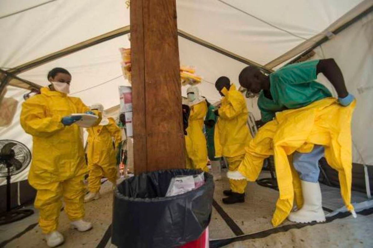 Medizinisches Personal, das für "Ärzte ohne Grenzen" in Sierra Leone im Einsatz ist, schützt sich mit Anzügen vor dem gefährlichen Ebola-Virus.