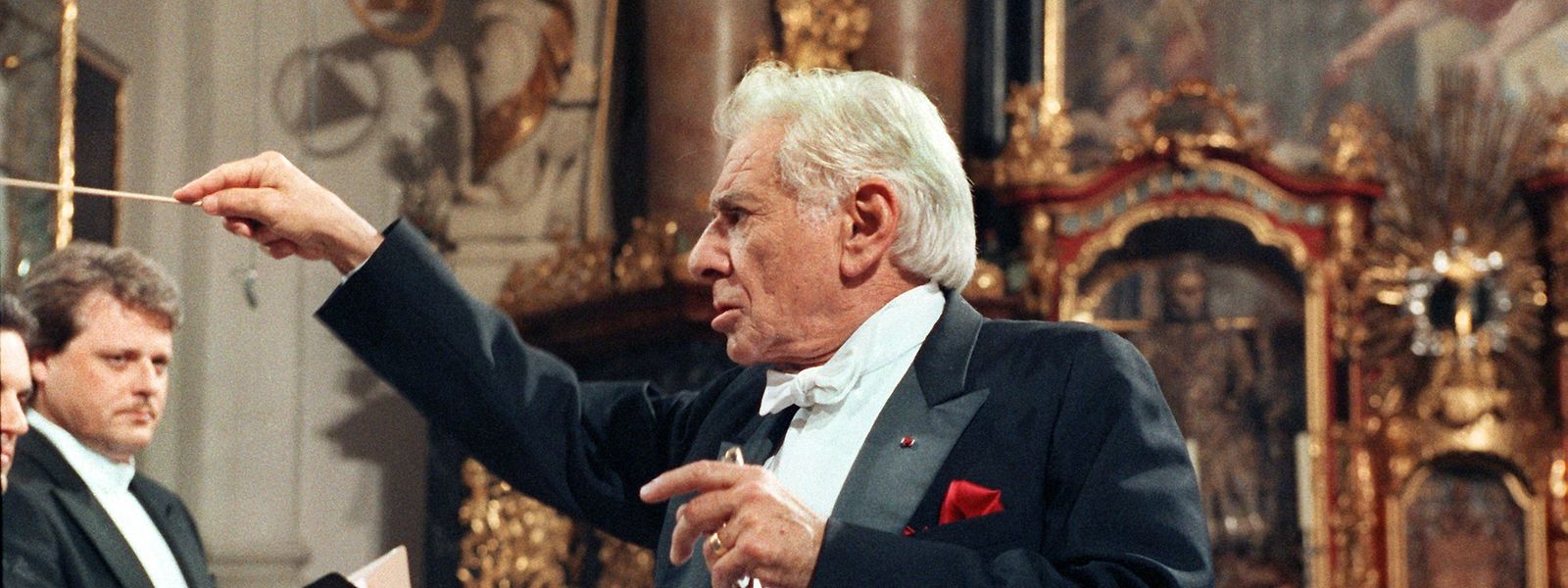 04.04.1990, Bayern, Waldassen: Leonard Bernstein dirigiert in der Basilika von Waldsassen während eines Konzertes.