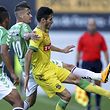 Hélder Lopes (de amarelo) e o Paços de Ferreira continuam a fazer um excelente campeonato