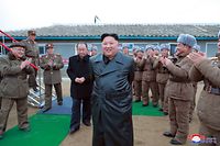 Dieses undatierte von der staatlichen nordkoreanischen Nachrichtenagentur KCNA zur Verfügung gestellte Foto zeigt Kim Jong Un, der von Mitgliedern des Militärs begrüßt wird und angeblich einen Raketentest verfolgt.