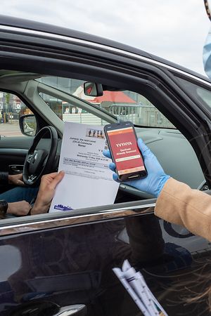 Online-Ticket-Ausdruck raus,kurzer Check und  dann geht es auf den Platz an einem Baumarkt zwischen Mamer und Capellen.