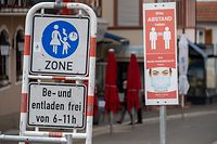 25.03.2021, Saarland, Mettlach: Menschenleer ist die Fußgängerzone. Schilder weisen auf die Maskenpflicht und die 1,5-Meter-Abstandsregel hin. Nach Ostern sollen viele Betriebe, Geschäfte und Außengastronomien im Saarland wieder öffnen dürfen. Das Saarland will dann mit dem Ausstieg aus dem Lockdown beginnen. Foto: Harald Tittel/dpa +++ dpa-Bildfunk +++
