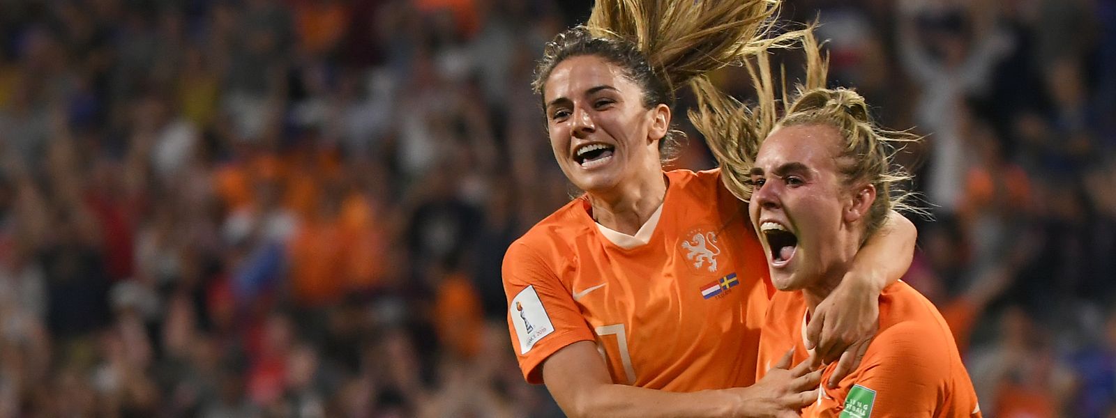 Danielle van de Donk (l.) und Jill Roord lassen ihrer Freude freien Lauf.