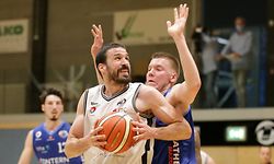 Frank Muller (T71 #10), Dan Mantz (AB Contern #7) / Basketball, Luxemburg, Total League Herren, Saison 2020-2021, Qualifikation / 10.04.2021 /T71 Duedelingen - AB Contern / Centre Sportif Hartmann, Duedelingen /Foto: Ben Majerus
