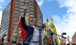 Juan Guaido erklärt sich auf einer Kundgebung gegen Nicolas Maduro zum "Interims-Präsidenten".
