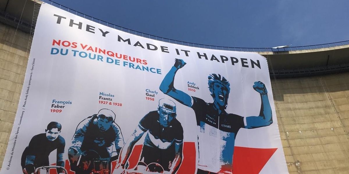 Luxemburgs Stars der Tour de France auf der Staumauer des Obersauerstausees.