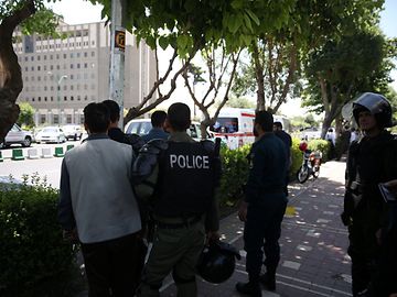 Atacantes provocam sete mortos e mantêm reféns no Parlamento de Teerão