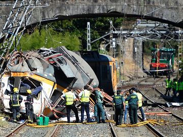 Espanha/Acidente: Descarrilamento deixa quatro mortos, entre eles o maquinista português