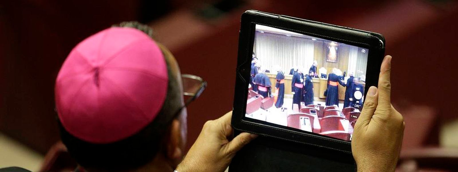 Entspannte Atmosphäre, trotz schwerwiegender Themen: Ein Bischof macht ein Foto mit seinem iPad während der Sitzung der Bischofssynode.