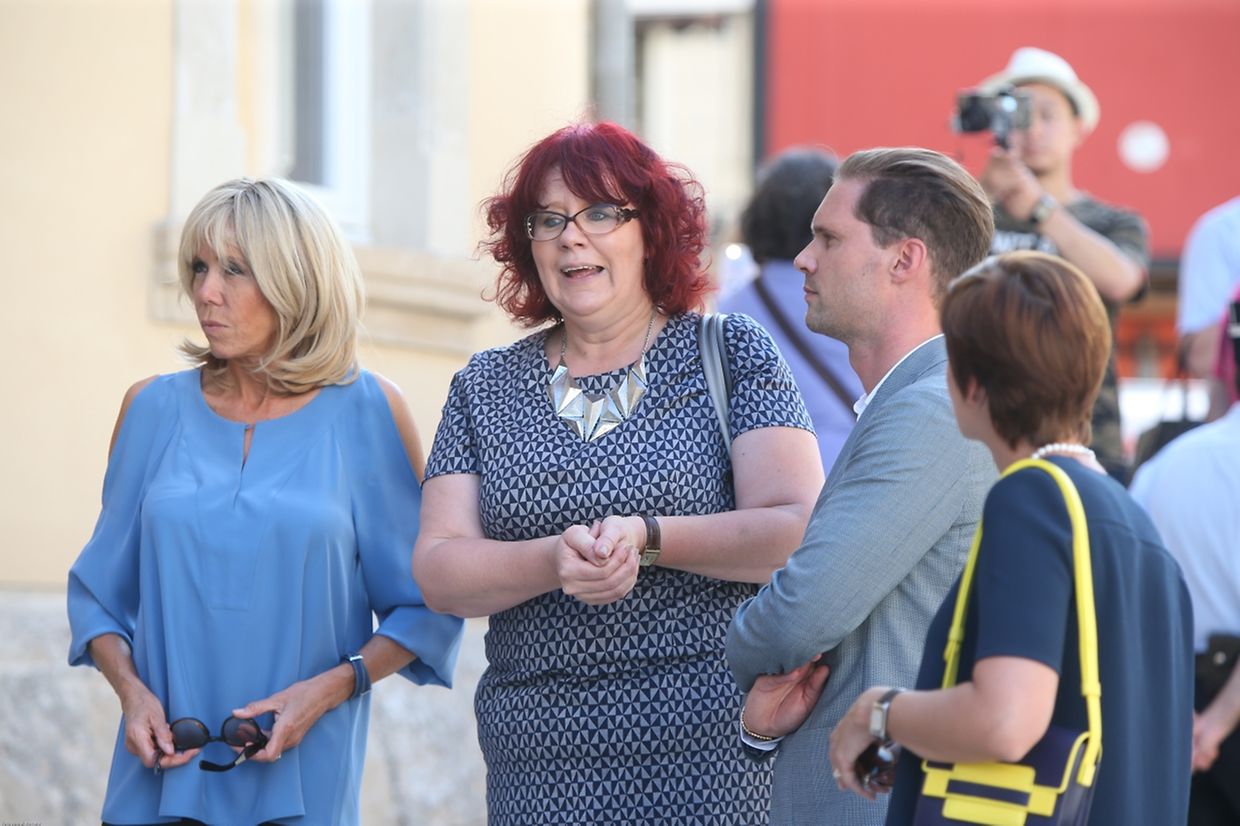 Gauthier Destenay, Brigitte Macron et Amélie Derbaudrenghien se promènent à Luxembourg