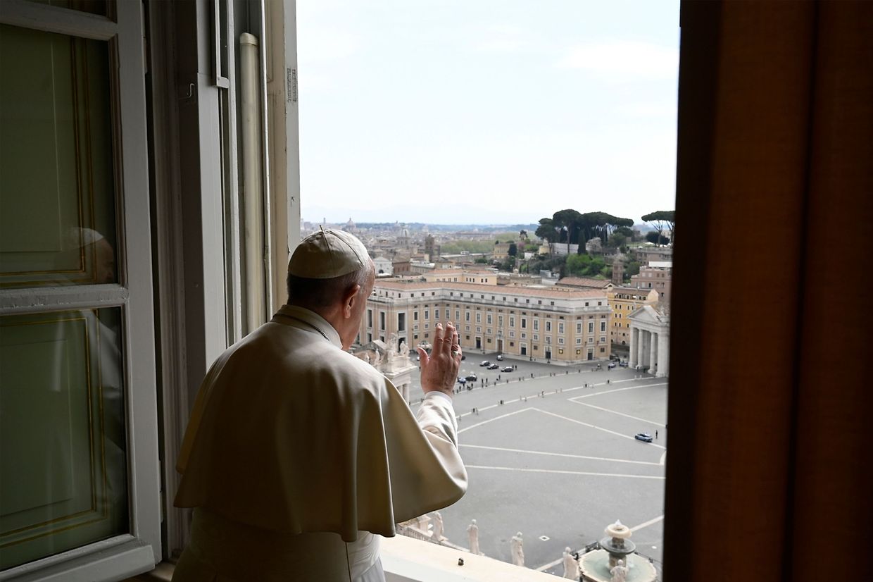 Vom Fenster des Apostolischen Palastes aus spendet Papst Franziskus an Ostermontag seinen Segen.