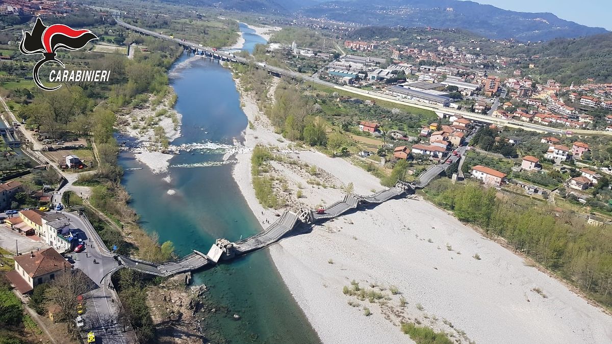 Die von der italiensichen Polizei zur Verfügung gestellte Luftaufnahme zeigt die eingestürzte Brücke über einem Fluss zwischen La Spezia und Massa Carrara.