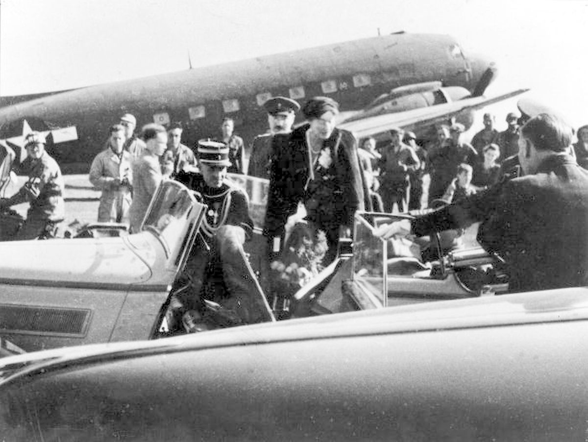 Samstag, 14. April 1945: Nach dem Rückflug aus London an Bord einer C-53D (eine militärische Version der DC-3) der US Army Air Forces besteigt Großherzogin Charlotte den offenen Wagen, der sie in die Hauptstadt bringt.