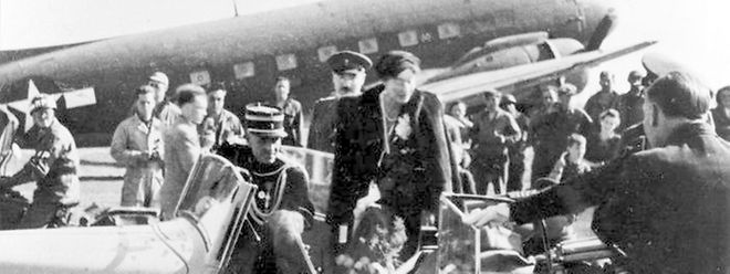 Samstag, 14. April 1945: Nach dem Rückflug aus London an Bord einer C-53D (DC-3) der US Army Air Forces besteigt Großherzogin Charlotte den offenen Wagen, der sie in die Hauptstadt bringt.
