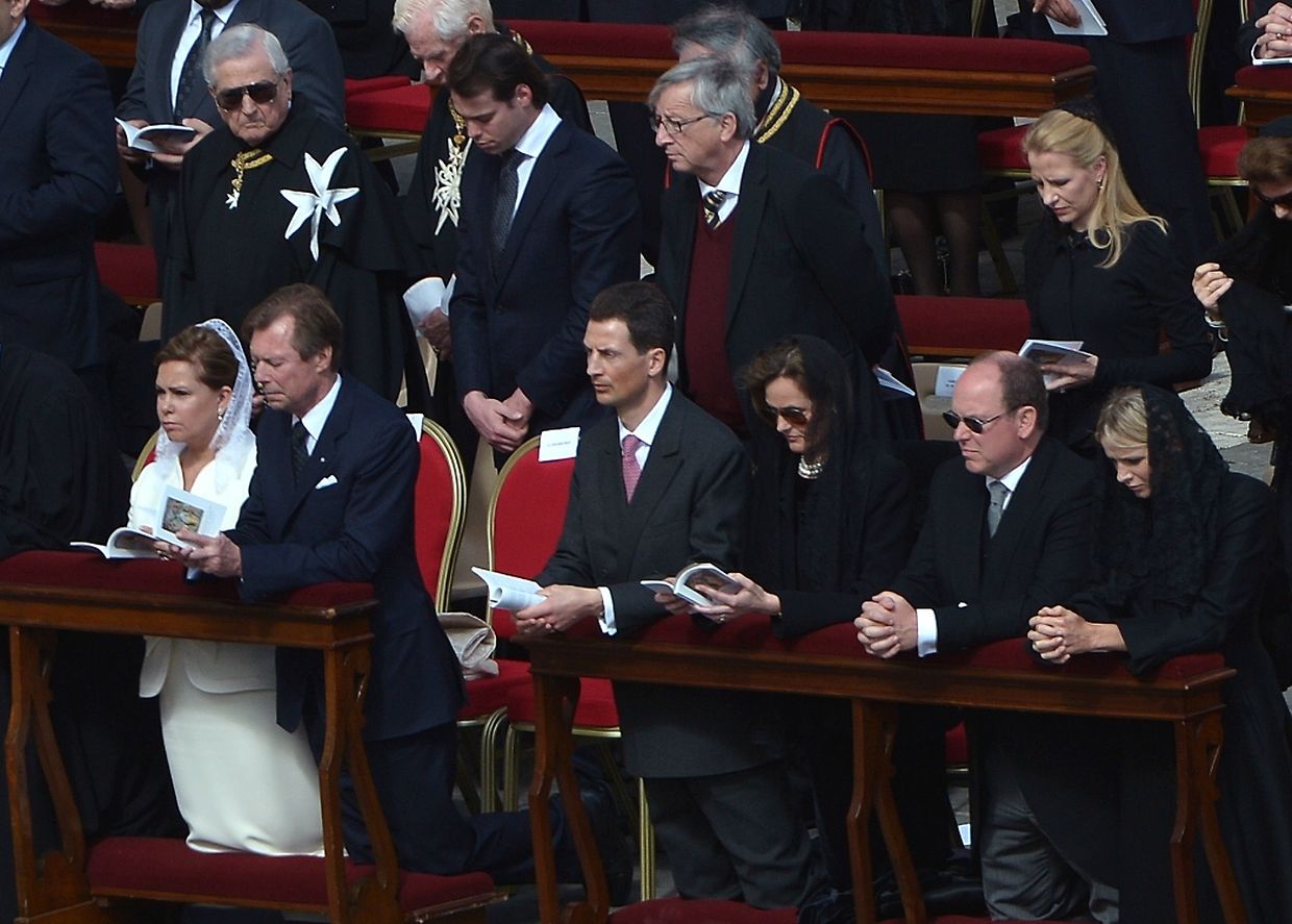 Le couple grand-ducal à gauche, le couple princier Albert II et Charlene de Monaco à droite. Derrière, le prince Félix et le Premier ministre Jean-Claude Juncker.
