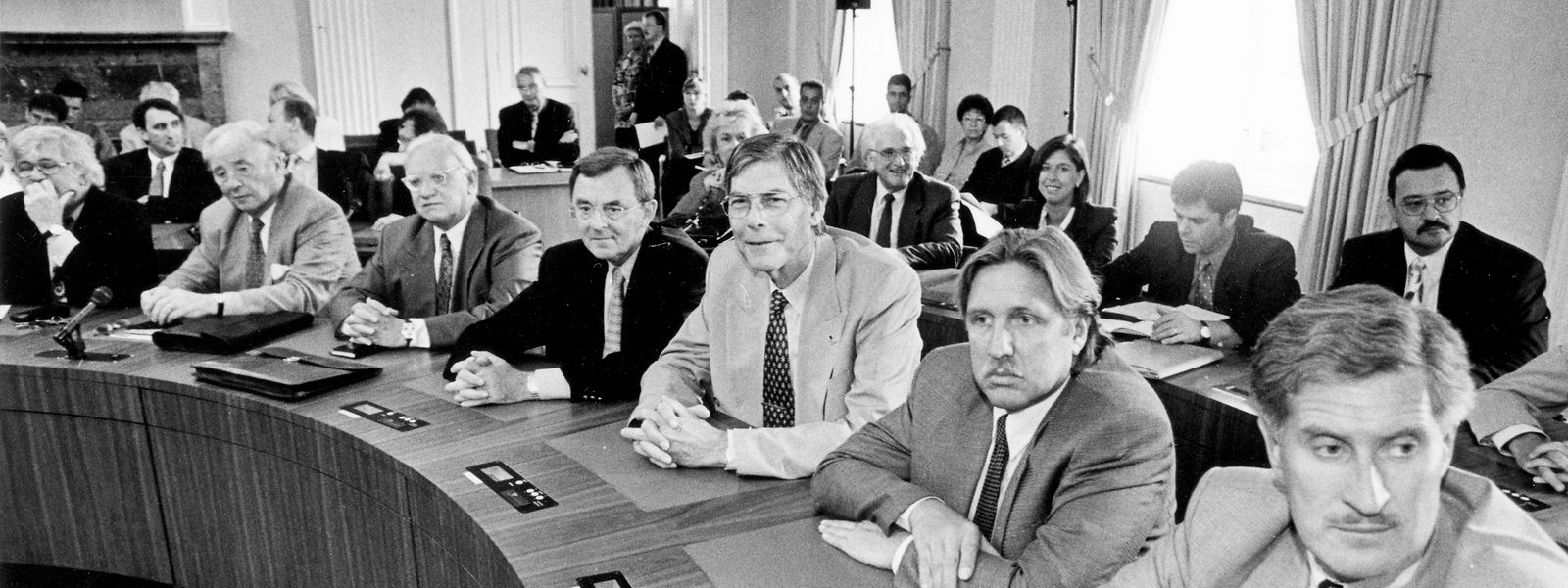 Schulter an Schulter: Die erste Sitzung des Parlaments im hauptstädtischen Gemeindehaus am 17. September 1997.